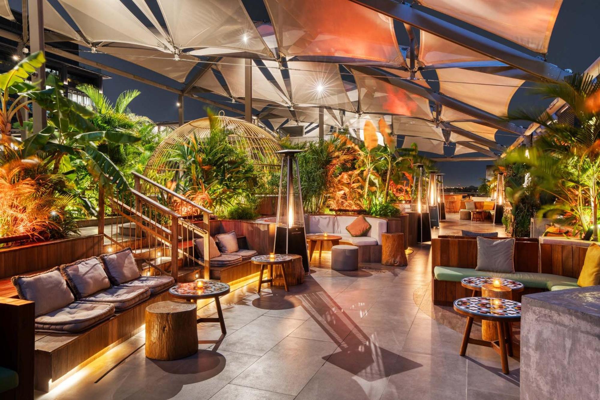 25Hours Hotel Dubai One Central Bagian luar foto The interior of the bar