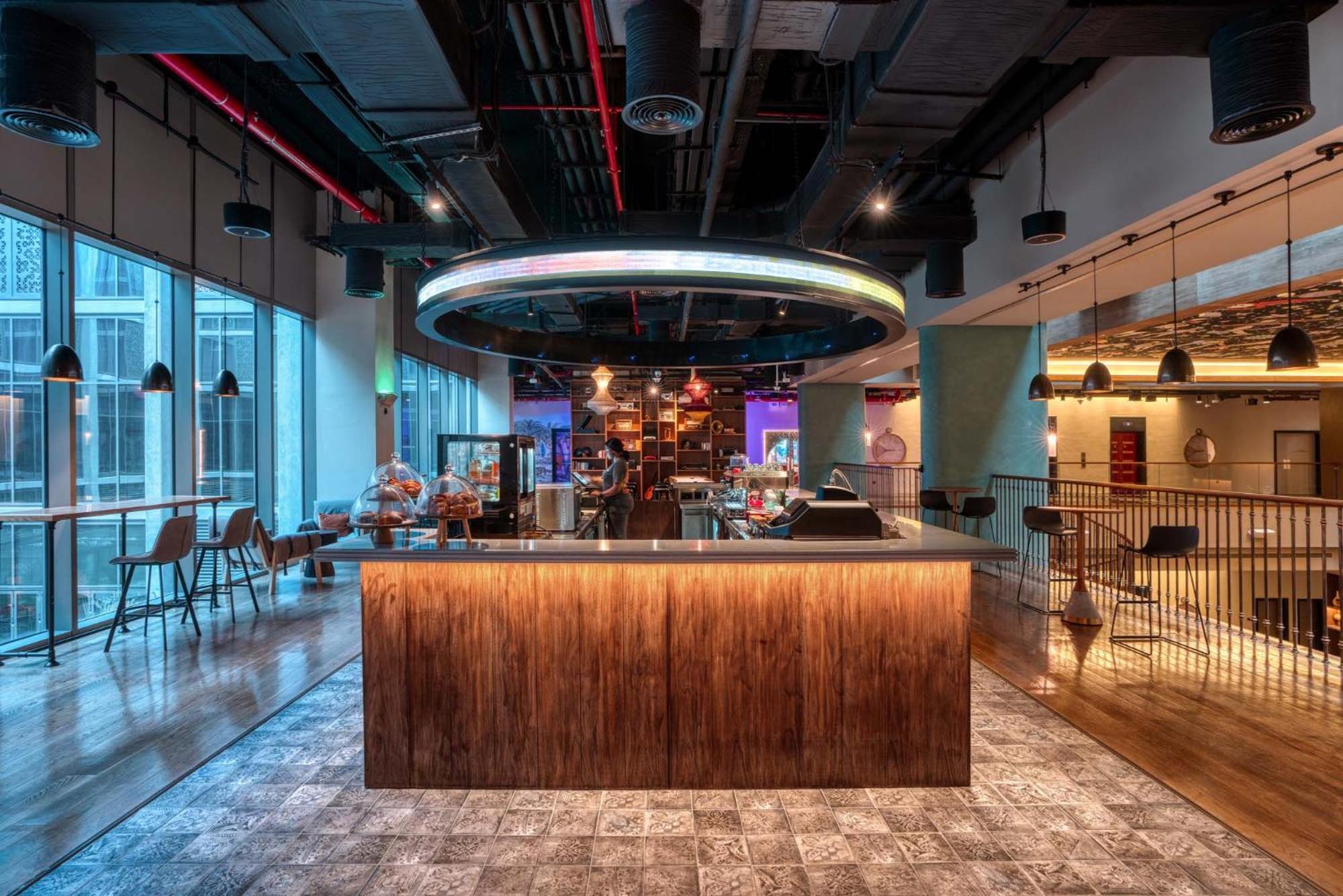 25Hours Hotel Dubai One Central Bagian luar foto The bar at the 10th floor
